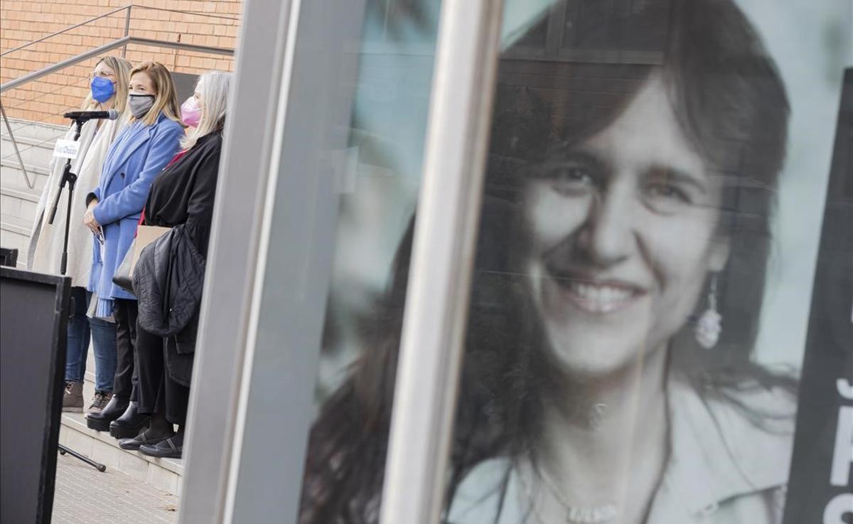 La número dos del PDeCAT por Barcelona, Joana Ortega, junto a un cartel electoral de la candidata de JxCat, Laura Borràs.