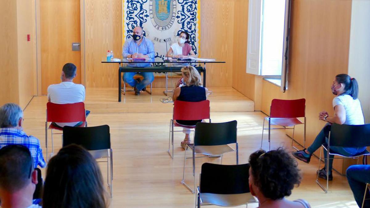 Torralba dialoga con los feriantes durante el encuentro .