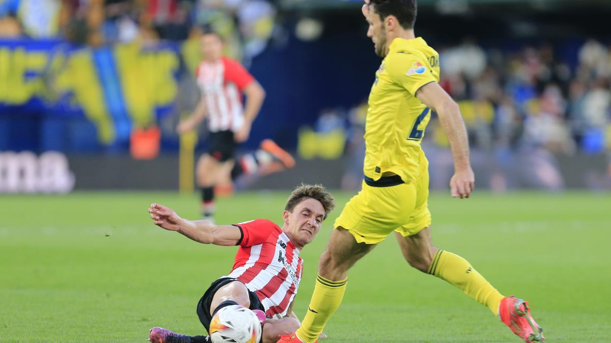  El lateral del Villarreal Alfonso Pedraza trata de superar la entrada de Alex Petxarromán, del Athletic.