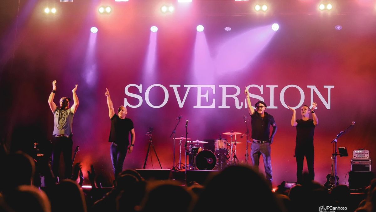 Soversion actuando en uno de sus conciertos
