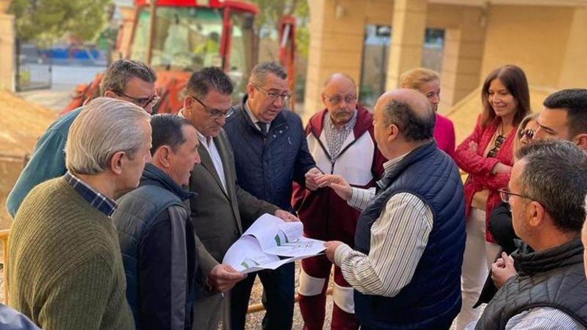 El alcalde junto a concejales y vecinos en el lugar donde se abrirá la nueva calle en Benidorm.