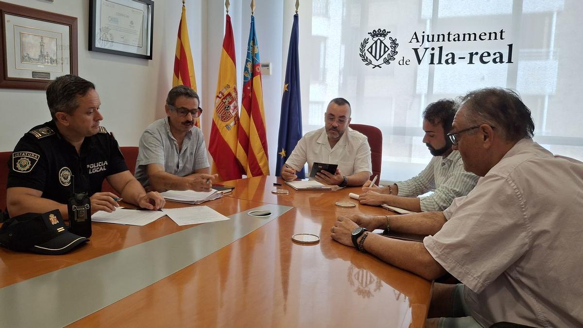 Ell alcalde de Vila-real, José Benlloch, ha encabezado la reunión de urgencia para trasladar las actividades por el eclipse del Termet al centro de tecnificación deportiva.