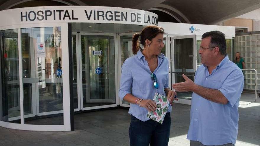 Ana Sánchez y José Ignacio Martín Benito, ayer a las puertas del hospital Virgen de la Concha.
