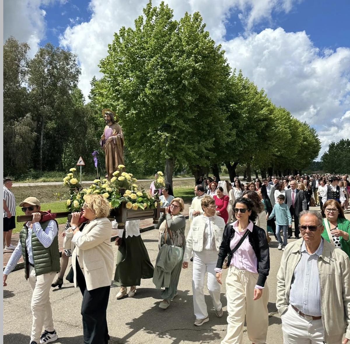 Procesión con la imagen de San José Obrero, en un año anterior.