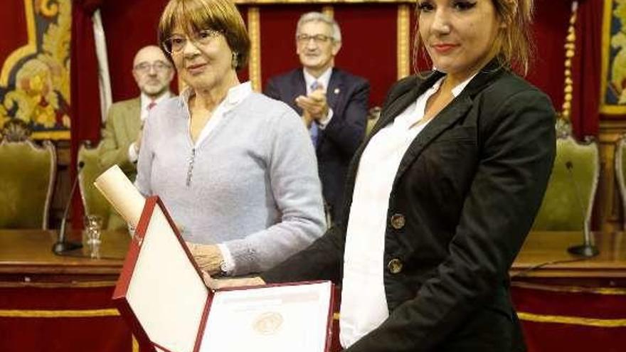 La viuda y la hija del profesor Francisco Quirós con la medalla de oro de la Universidad.