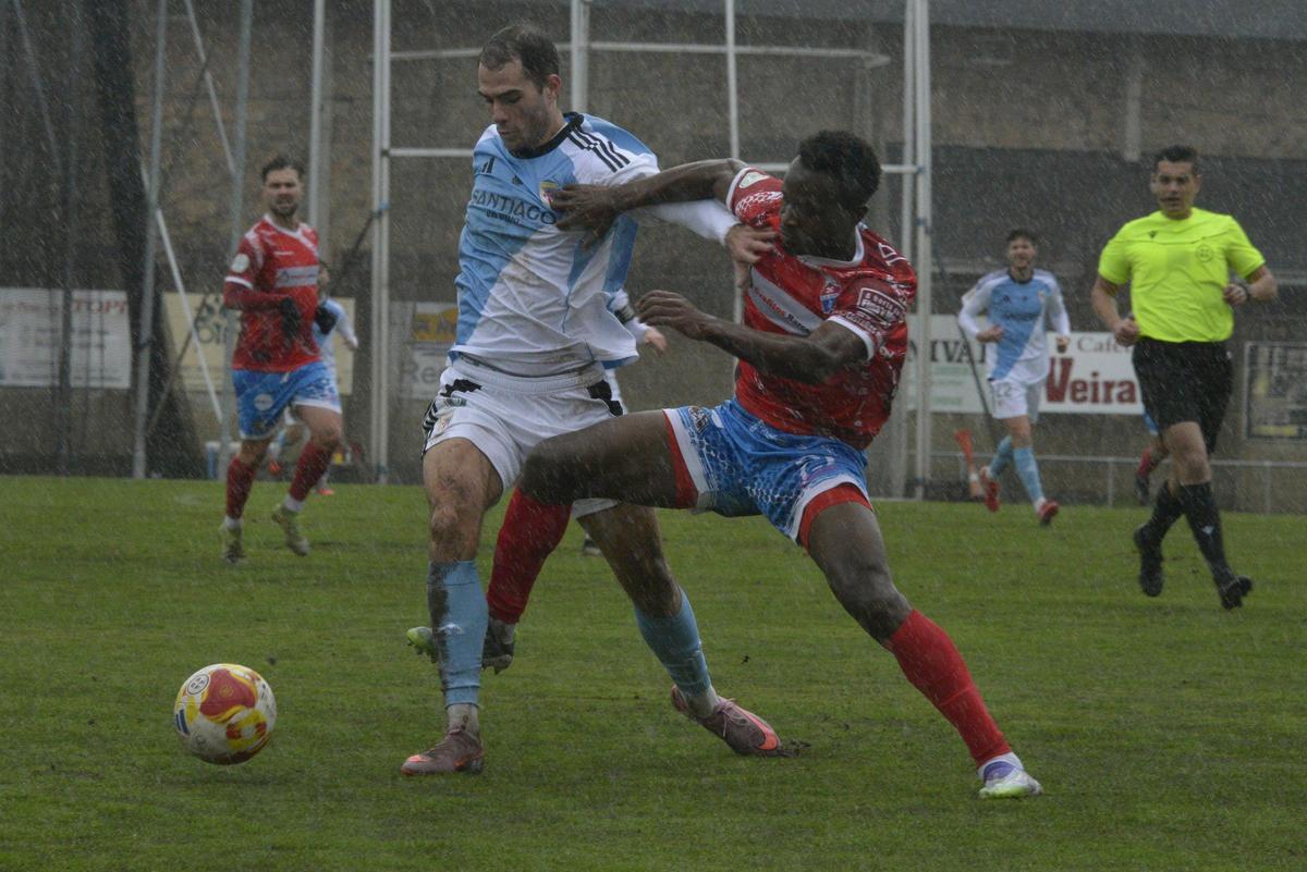 Jorge Maceira protege el balón ante el defensa del Barco.