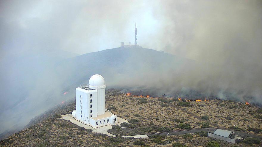 Los telescopios del Teide se salvan  ‘in extremis’ de las llamas del incendio de Tenerife