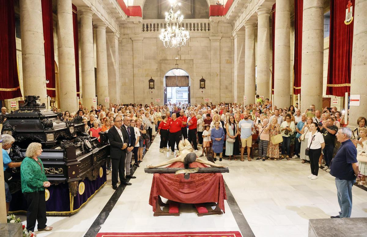 Emocionante descendimiento del Cristo de la Victoria en la Basílica Santa María de Vigo