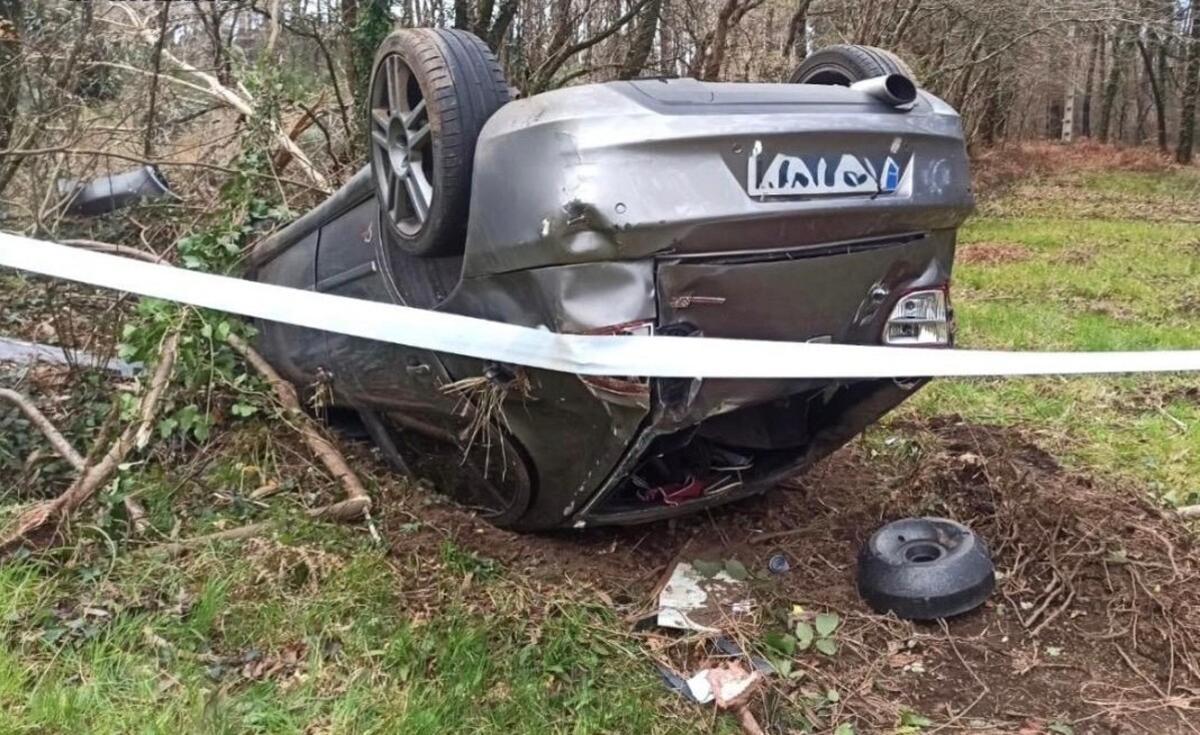 Posición en la que quedó el turismo tras el vuelco sufrido en Teo