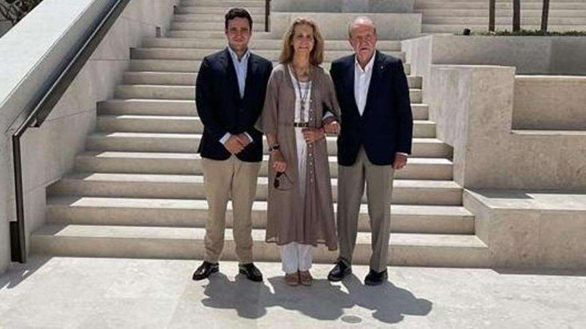 El Rey Juan Carlos, la Infanta Elena y Froilán, juntos en Abu Dabi el Domingo de Resurrección, a 9 de abril de 2023.