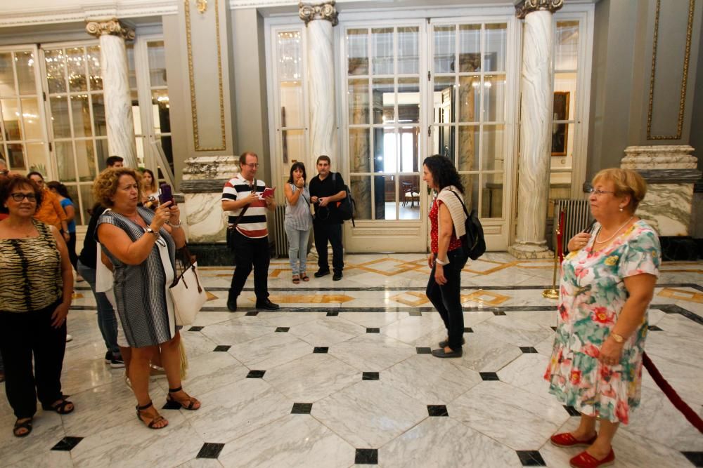 Visita a la Real Senyera en el Ayuntamiento