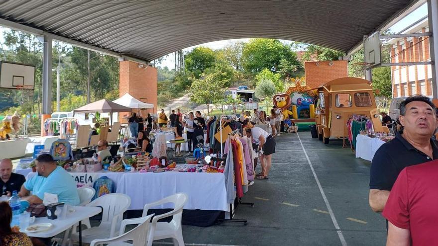 EN IMÁGENES: Mercado en Carbayín Bajo organizado por Les Ayalgues