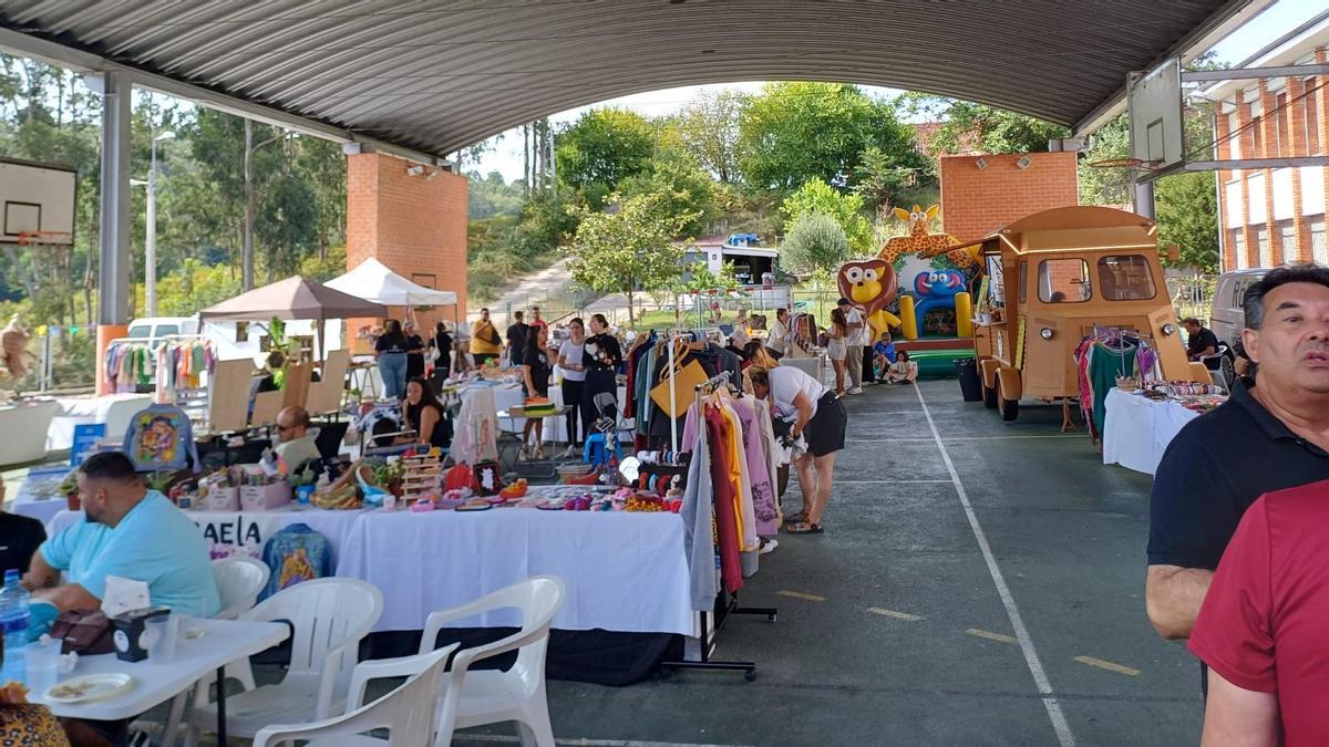 EN IMÁGENES: Mercado en Carbayín Bajo organizado por Les Ayalgues