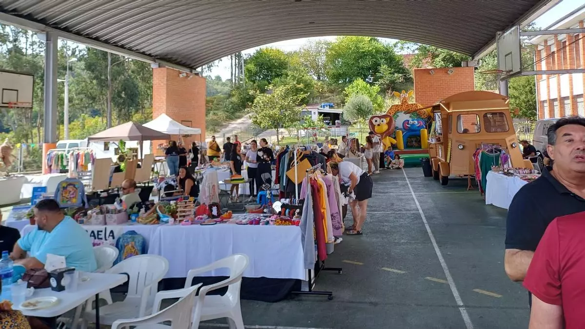 Carbayín Bajo celebra su rastrillo con 23 puestos y con donaciones de los asistentes para el pequeño Mael, amputado de pies y manos
