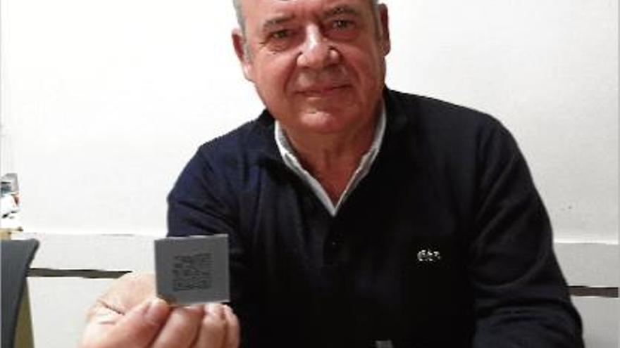 El consultor i emprenedor Josep Agudo, coimpulsor d&#039;Odiki, mostrant un dels codis QR.