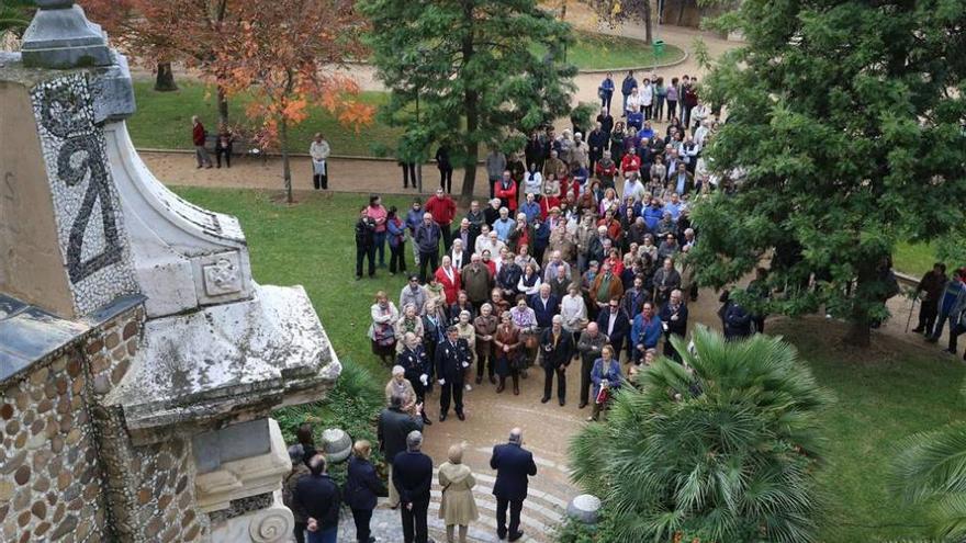 El acto de desagravio en Badajoz por los daños a la imagen de la Soledad reúne a 300 devotos
