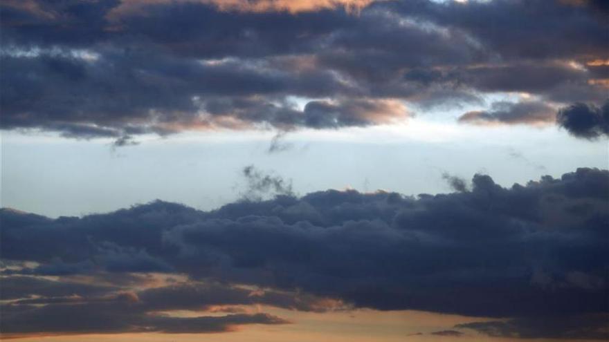 Cielos con intervalos nubosos y algunas precipitaciones débiles en la montaña