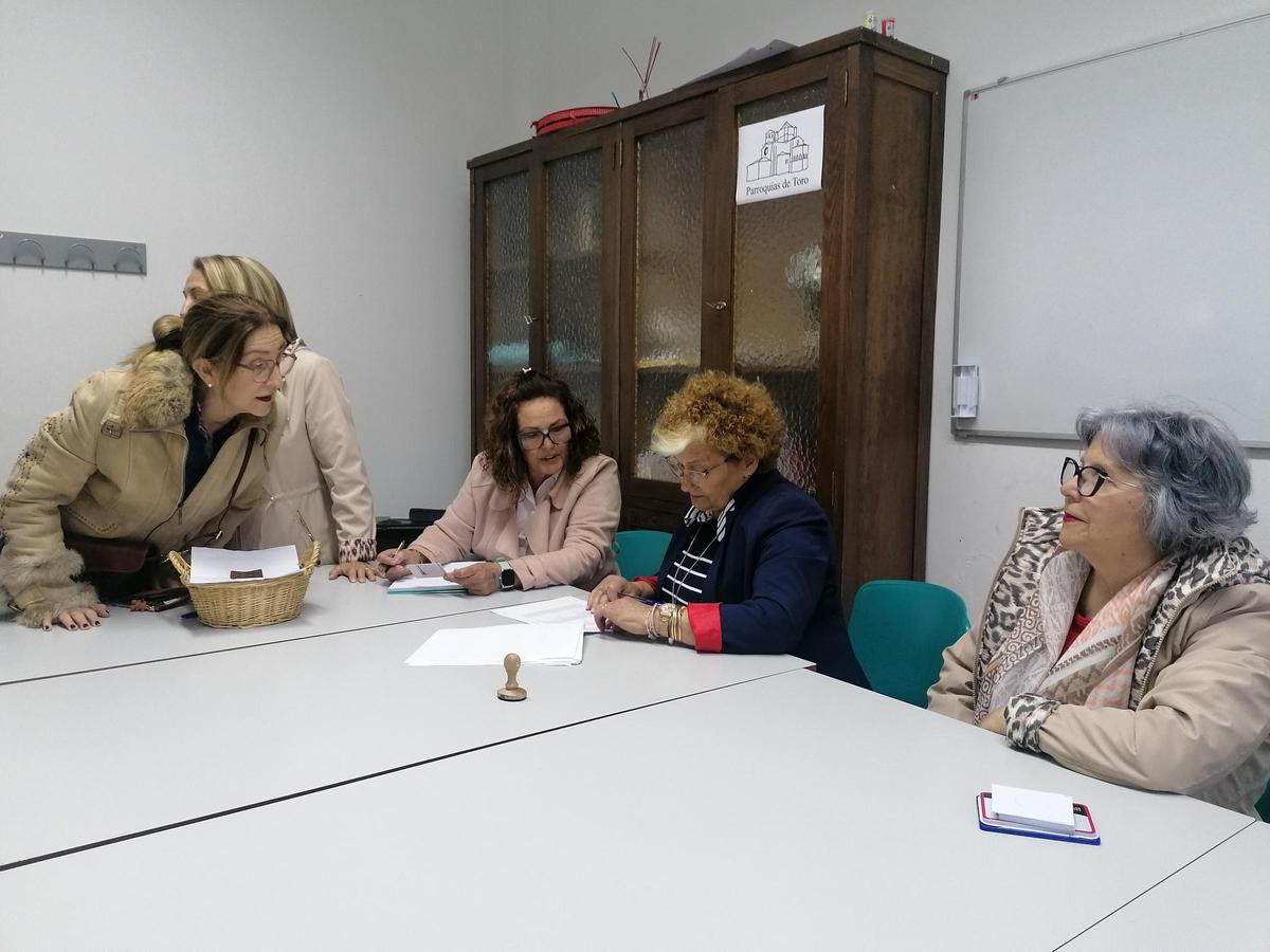 Recuento de votos tras las elecciones celebradas por la cofradía.