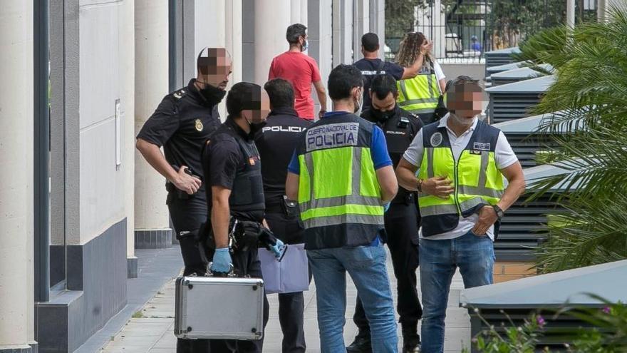 Agentes de la Policía Nacional en la urbanización donde se ha producido la agresión.