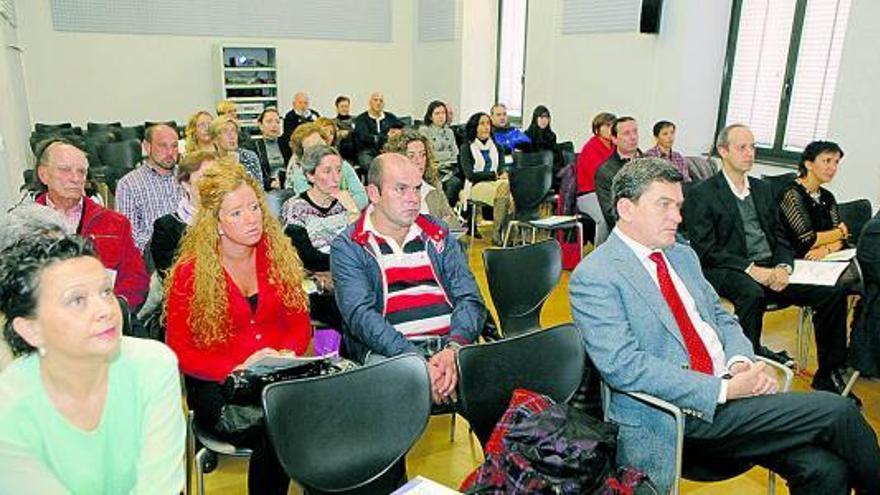 Sobre estas líneas, público en las jornadas de la asociación de Chiari. A la derecha, el doctor Pombo. / ángel gonzález