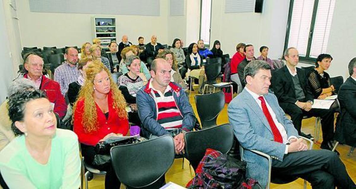 Sobre estas líneas, público en las jornadas de la asociación de Chiari. A la derecha, el doctor Pombo. / ángel gonzález