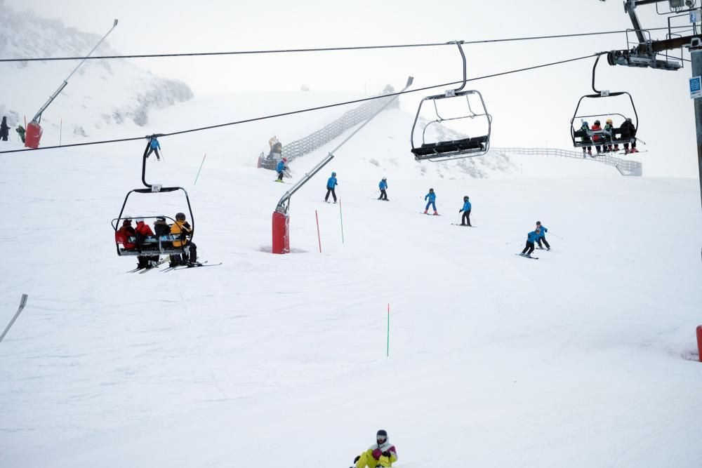 Multitud de esquiadores en Pajares en el domingo tras el temporal de nieve.