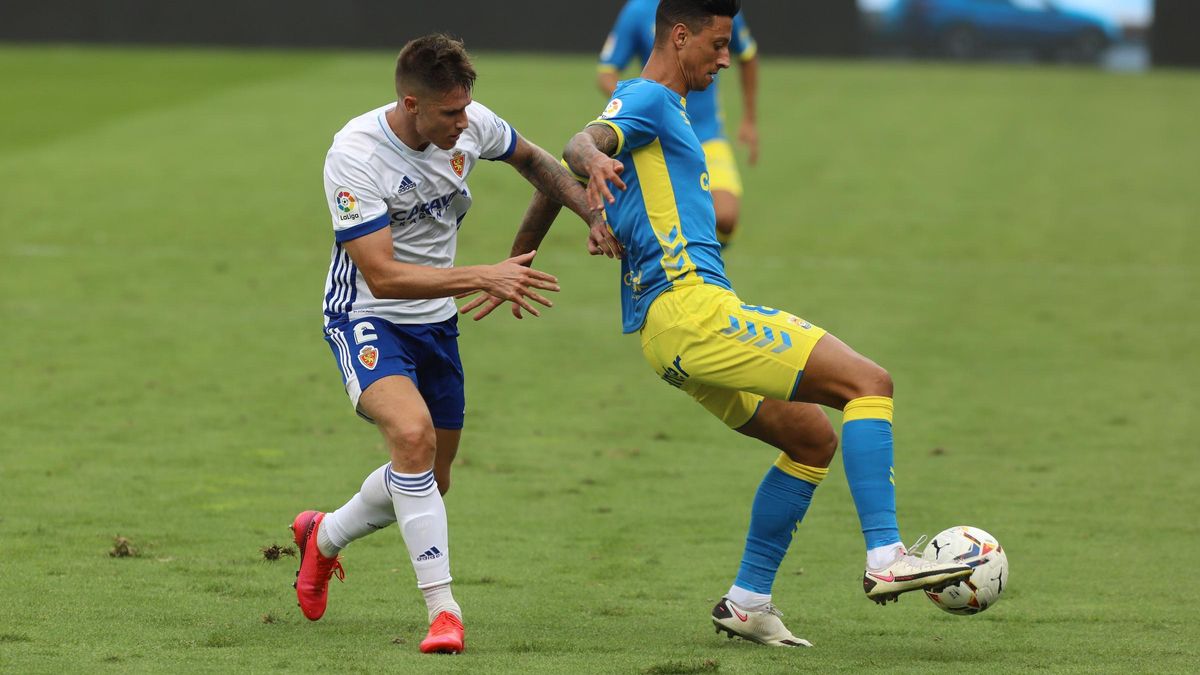 Vigaray, defendiendo a Maikel Mesa en un Real Zaragoza - Las Palmas.