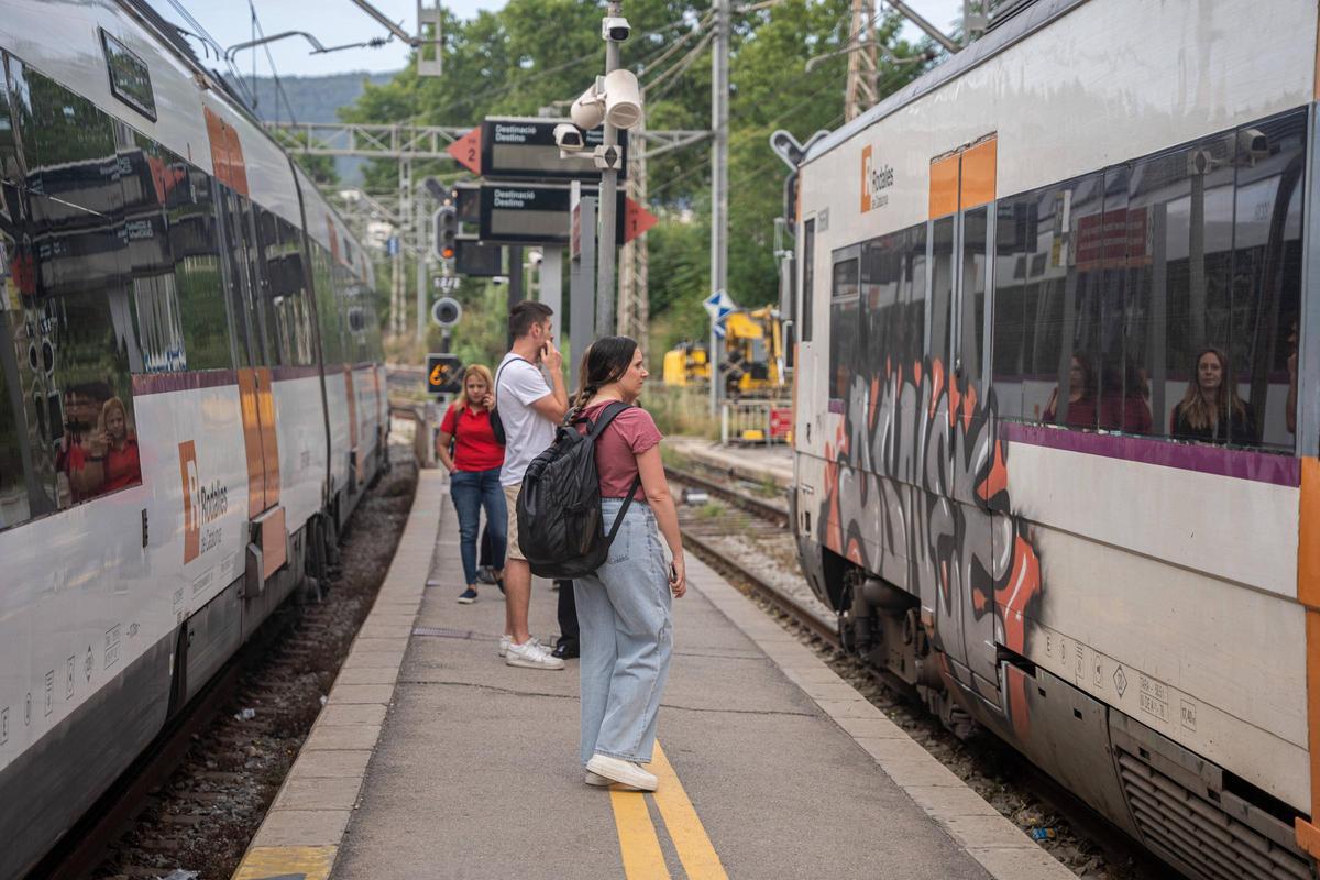 La estación de Rodalies de Montcada Bifurcació, en el primer día laborable en que vuelven a funcionar las líneas R3, R4 y R7