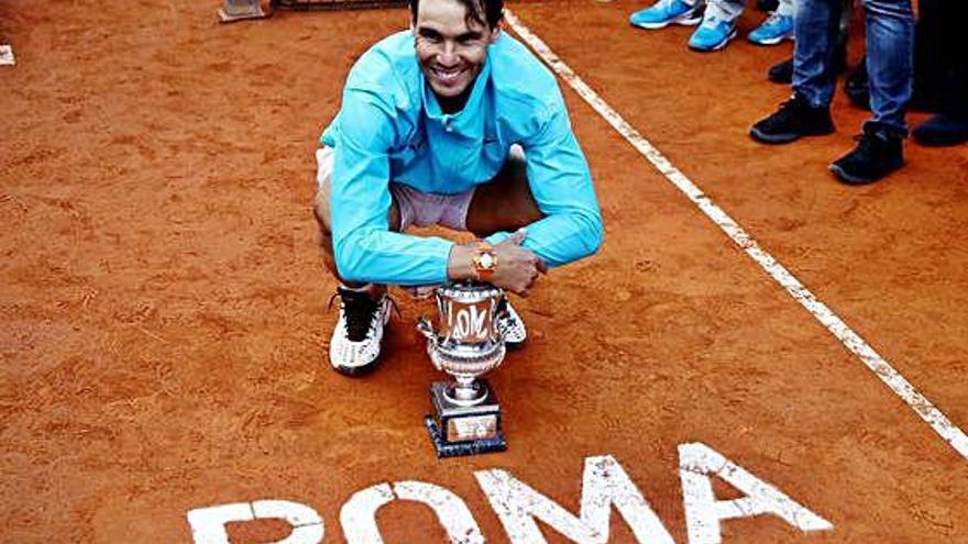 Rafa Nadal posa con el trofeo que le acredita como campeón del Masters 1.000 de Roma, donde ganó a Novak Djokovic en la final.