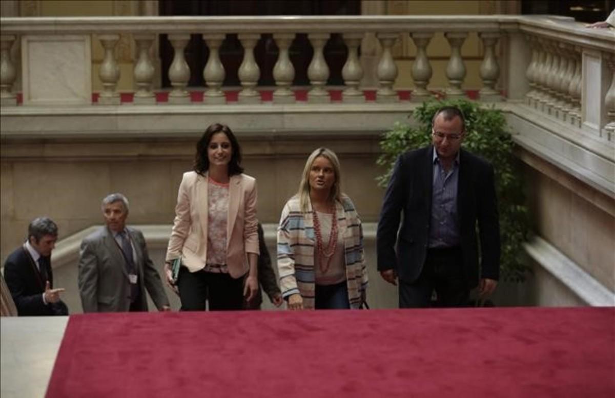 Andrea Levy junto a los representantes de las víctimas del terrorismo, esta mañana en el Parlament