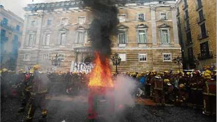 Els bombers clamen en contra del seu desmantellament