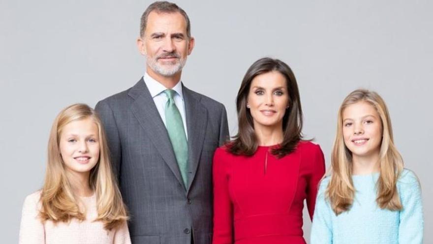 Los Reyes, la princesa Leonor y la infanta Cristina, en una imagen oficial.