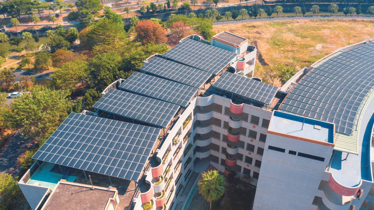 Placas solares en tejados de varios edificios