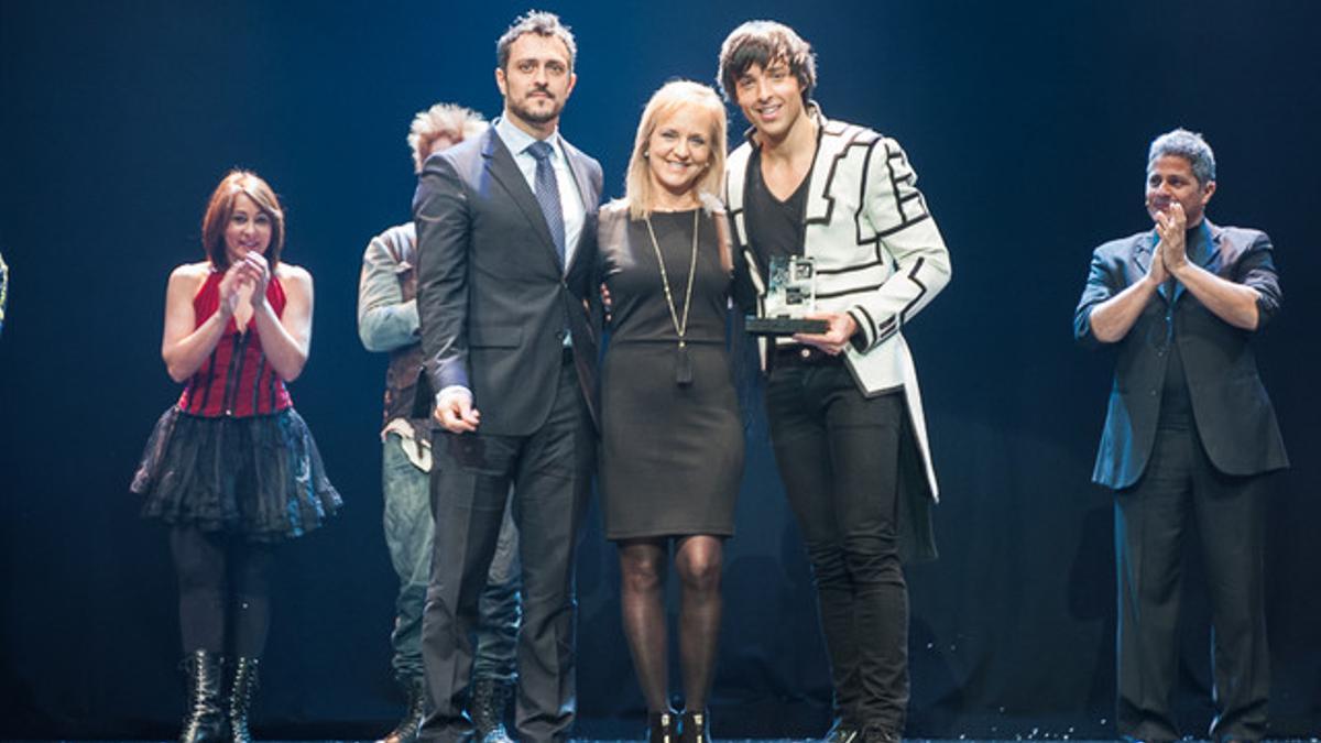 Charlie Mag recibe el premio Li Chang de manos de la concejala de Cultura, Montserrat Salgado, y del diputado adjunto de Cultura de la Diputación de Barcelona, Carles Combarros.