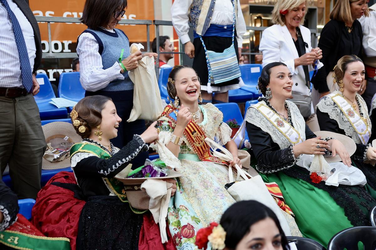 Carmen y Marta disfrutan de un desfile que alimenta: el Bando de la Huerta