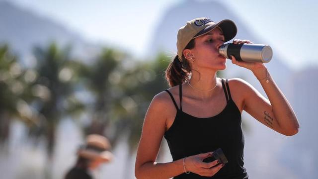 Una mujer realiza actividad física al aire libre.