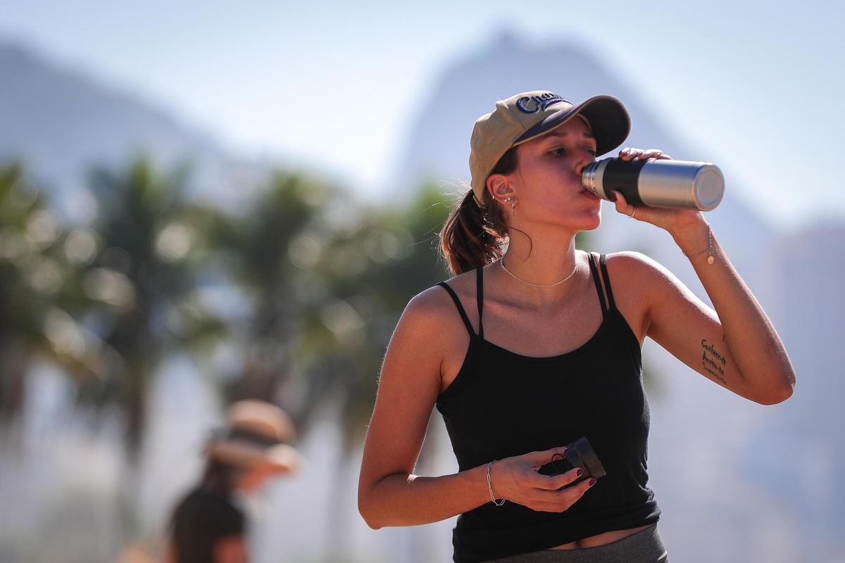 Una mujer realiza actividad física al aire libre.
