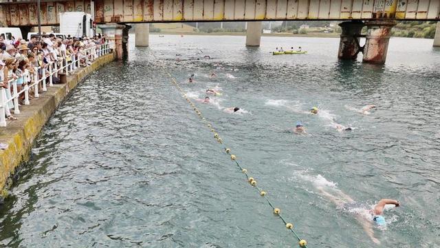 Un momento de la edición de 2025 del Descenso a Nado de la Ría de Navia.