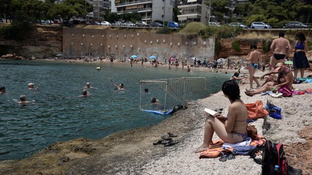 Domingo de playa en un suburbio de Atenas a pesar de la grave crisis del Gobierno griego.