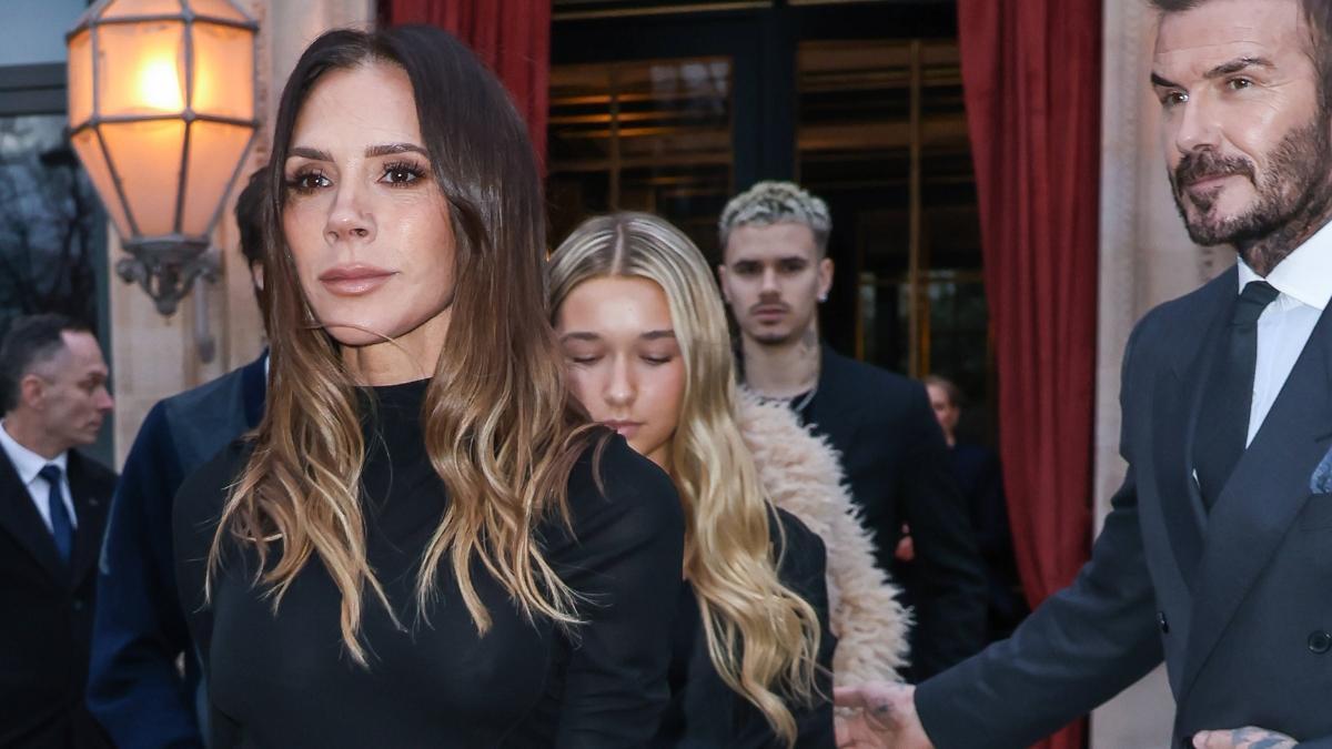 Victoria Beckham con nuevas mechas rubias en el pelo
