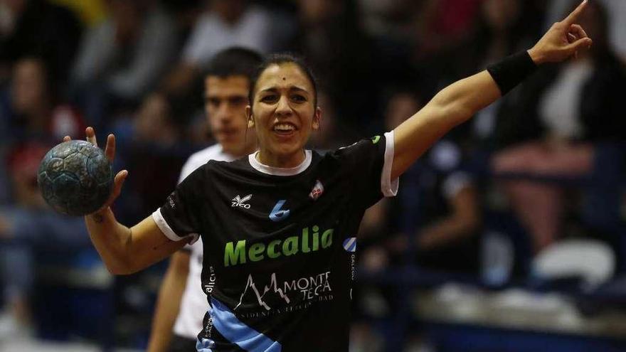 Estela Doiro, con la pelota, durante un partido del Mecalia en A Sangriña. // Ricardo Grobas