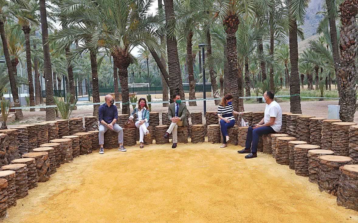 El centro de visitantes cuenta con un anfiteatro para charlas e interpretaciones con asientos de troncos de palmera.