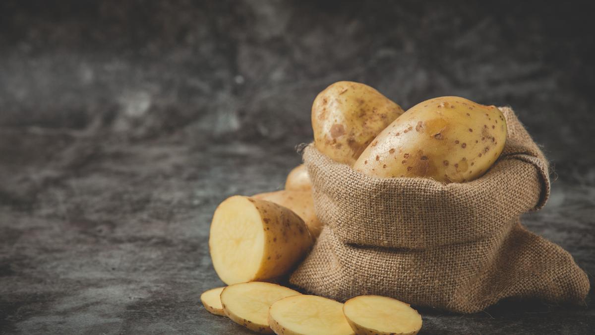 Las patatas cortadas o hervidas pueden ser ases de la limpieza.