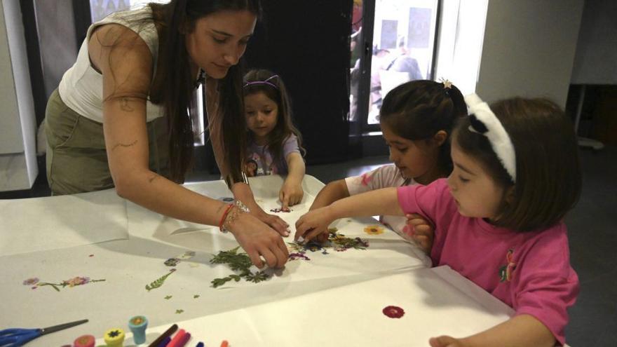 a de flores e hinchables para apoyar al comercio de proximidad