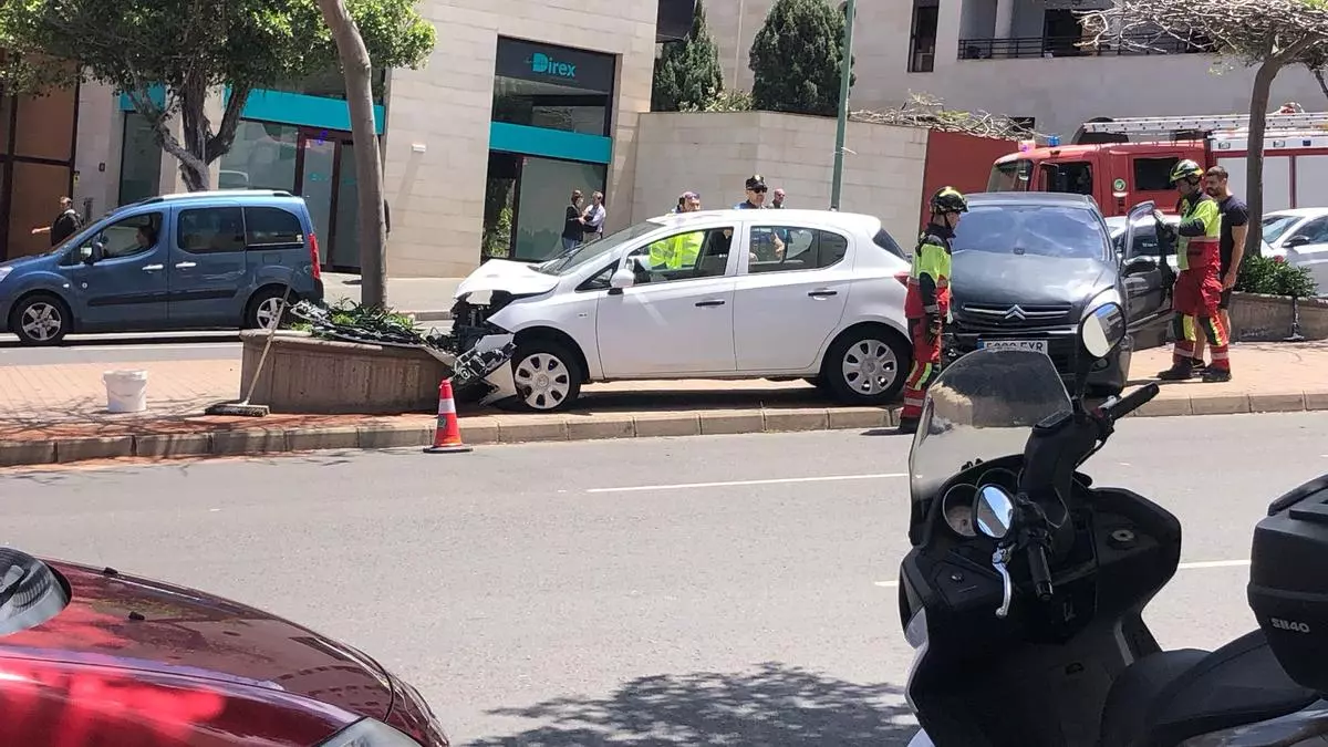 Un aparatoso accidente con cuatro vehículos implicados deja dos heridos en Las Palmas de Gran Canaria
