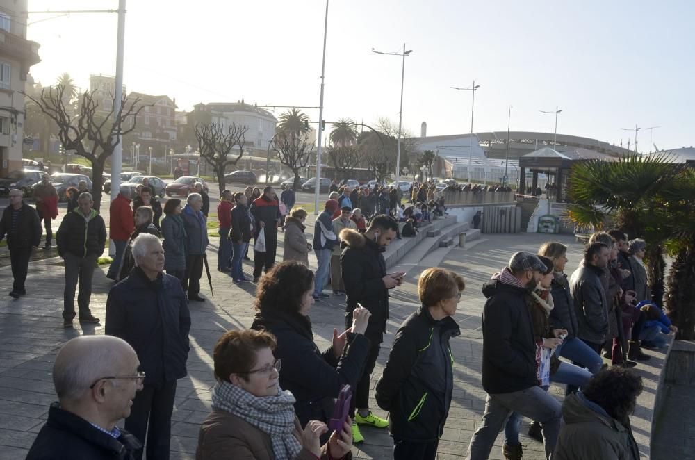 El paseo, cortado al tráfico tras llegar las olas a la carretera