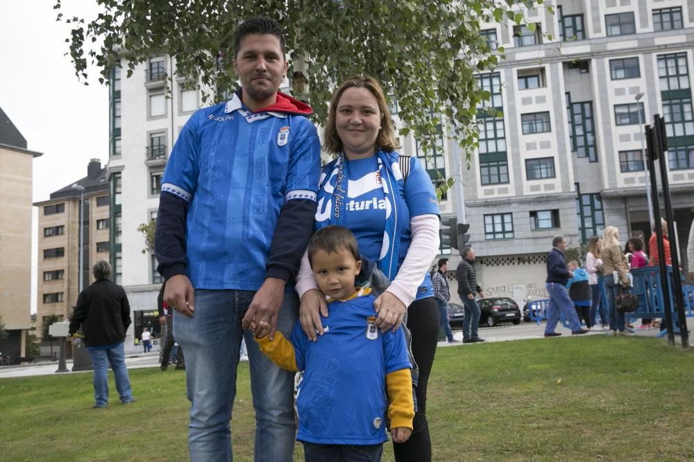 La afición azul apoya al Real Oviedo en el Tartiere