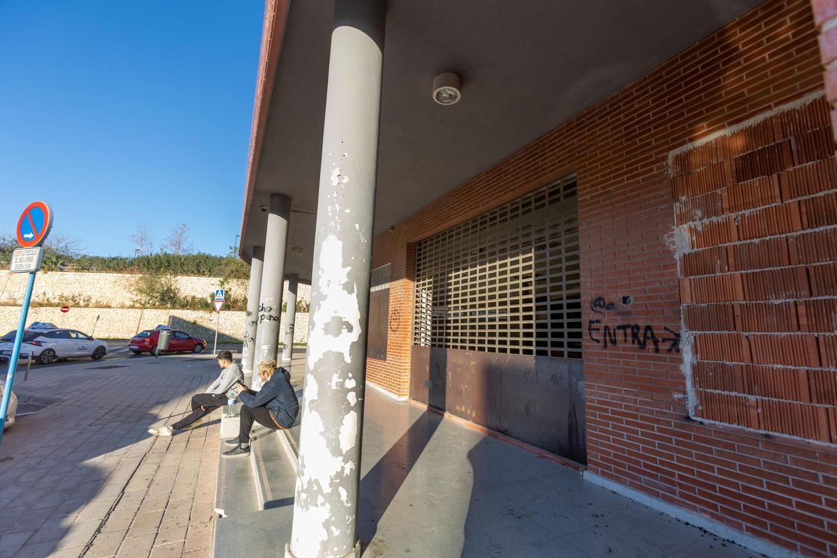 El edificio tiene las puertas selladas y las ventanas tapiadas para evitar el pillaje.