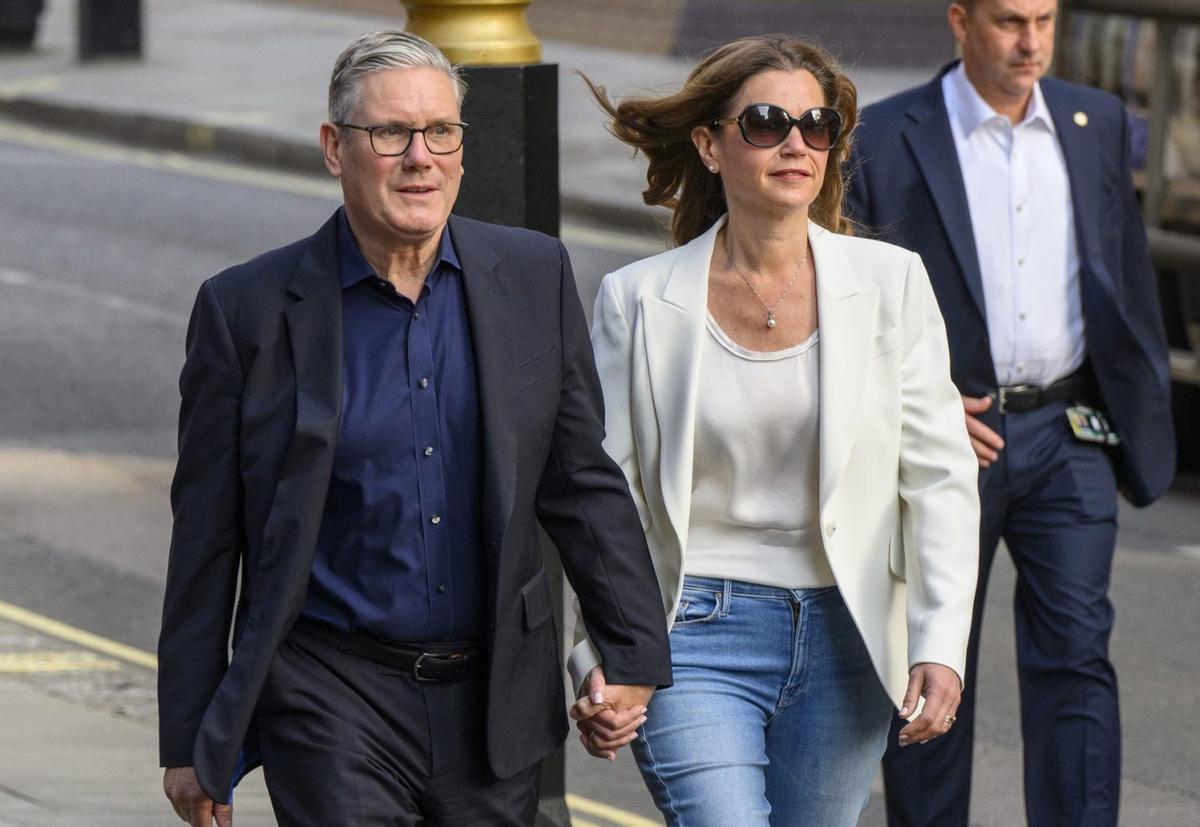 Starmer s’aferra al càrrec malgrat la pressió dels laboristes perquè dimiteixi