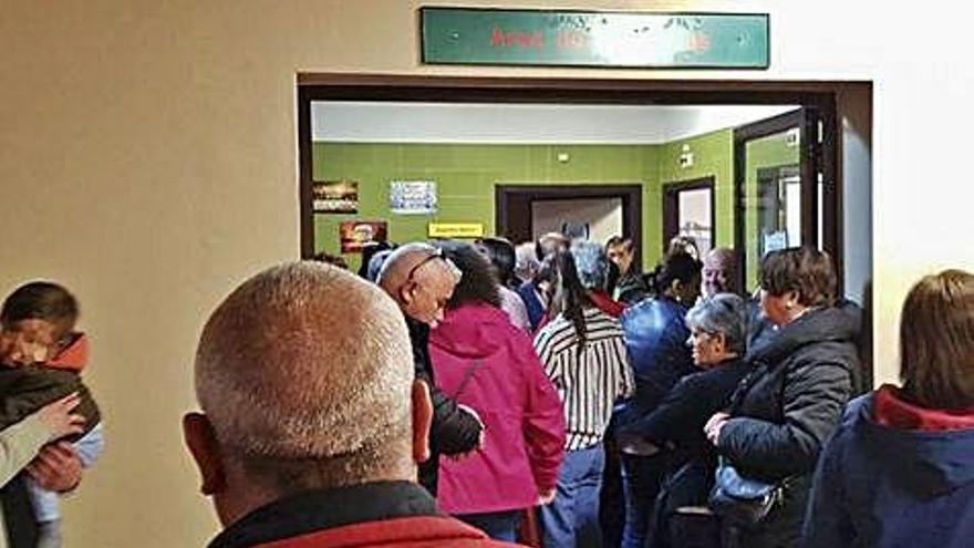 Pacientes esperando a realizar pruebas analíticas en el Benavente Sur.